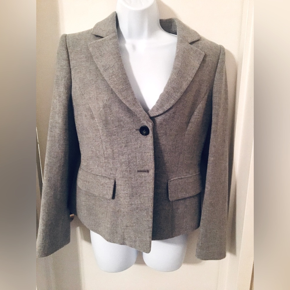 Armani jacket /blazer size 8 (fits closer to a 6). Never worn. Gray. Beautiful.